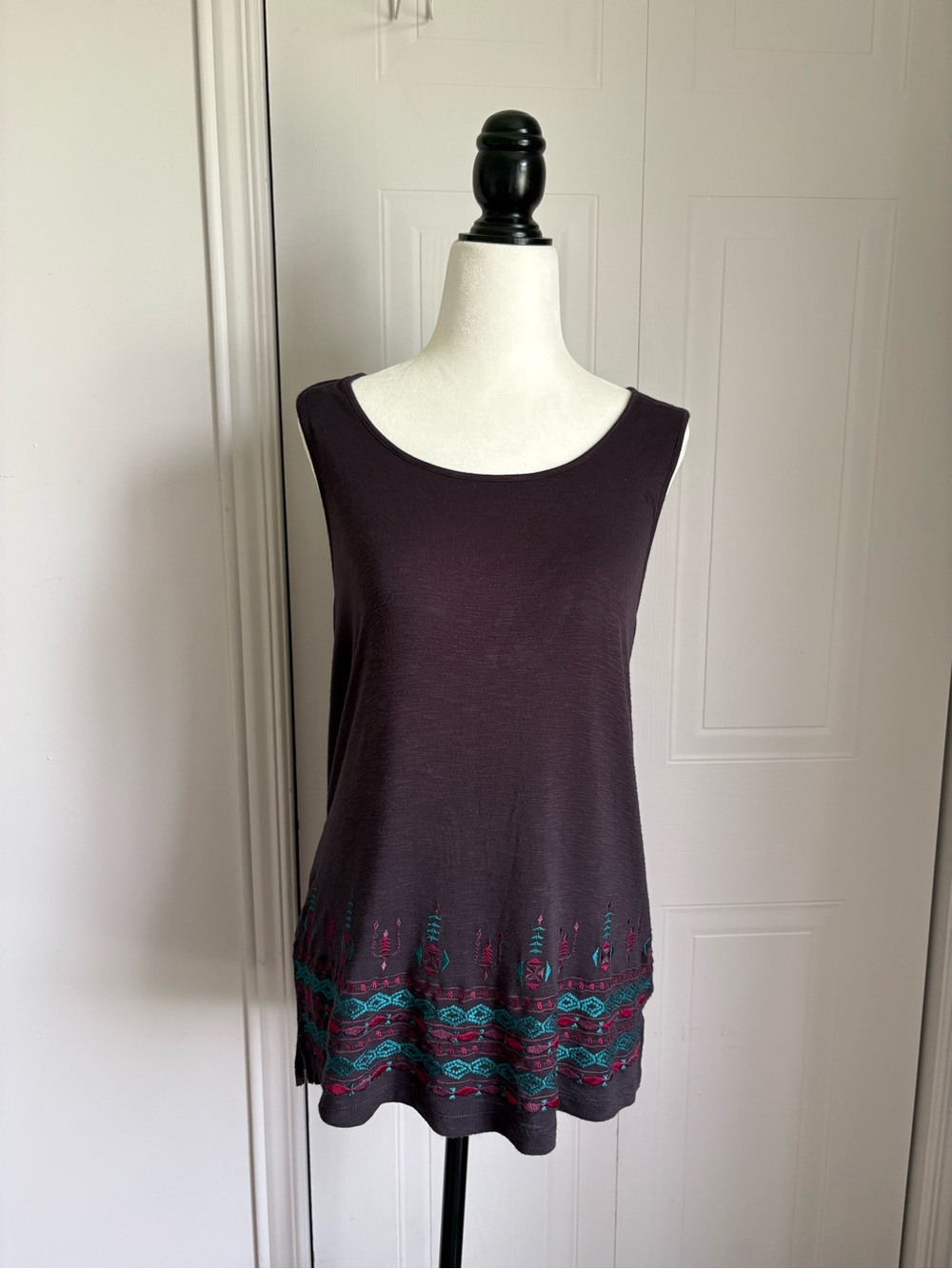 Cupio Plum Tank Top with Embroidery